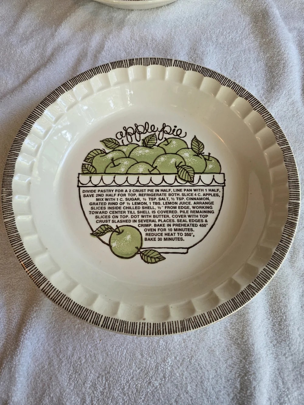 Vintage Royal China Jeannette Apple Pie Dish